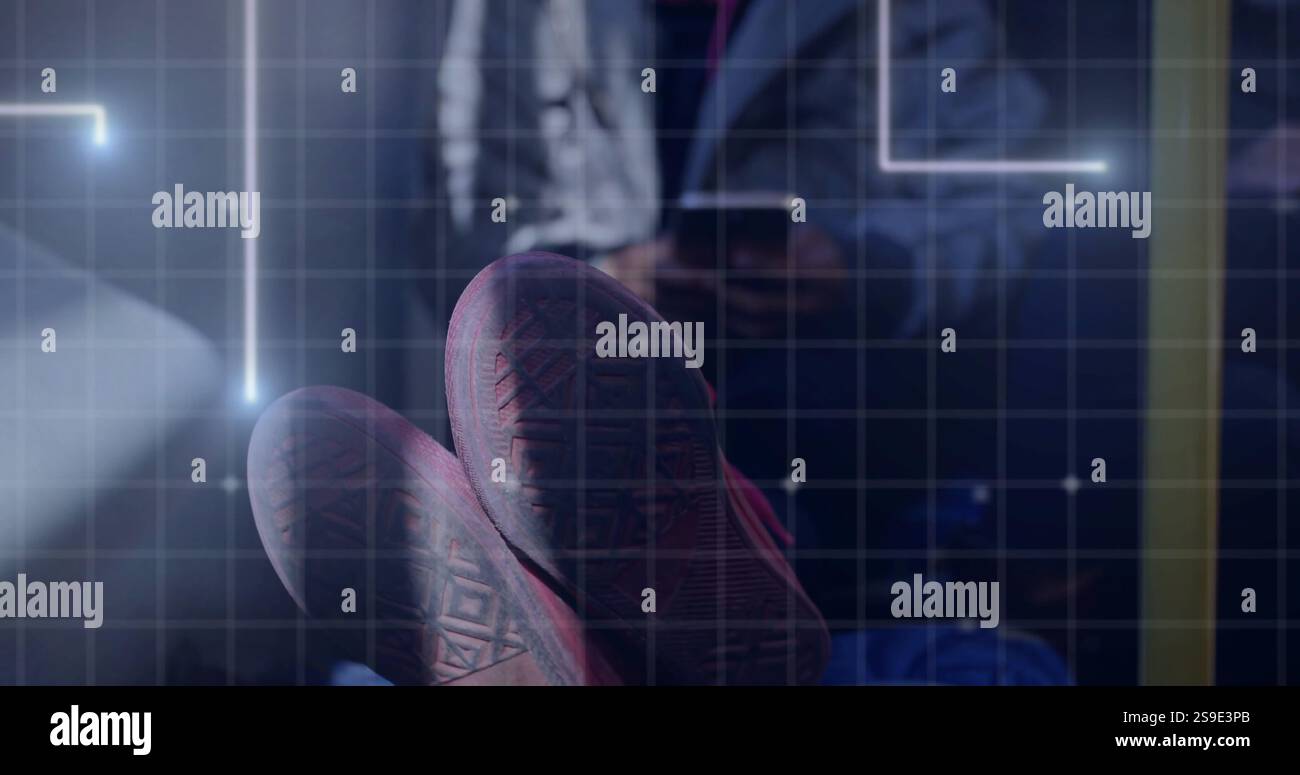 Griglia ed elaborazione dei dati immagine sulla persona che utilizza lo smartphone e indossa scarpe da ginnastica Foto Stock