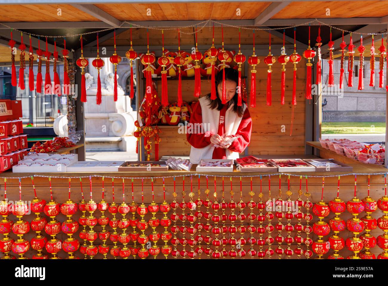 Barcellona - Spagna, 25 gennaio 2025: Una vivace scena di strada con bancarelle di cibo cinese porta sapori autentici e vibrazioni culturali al New Ye cinese Foto Stock