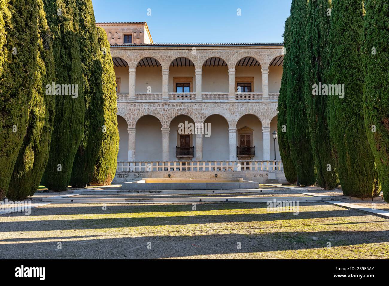 Giardini di cipresso vicino al Palazzo Infantado nell'area monumentale di Guadalajara, Spagna. Foto Stock