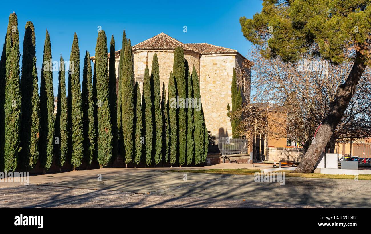 Edifici medievali con giardini e cipressi nella monumentale città di Guadalajara, Spagna. Foto Stock