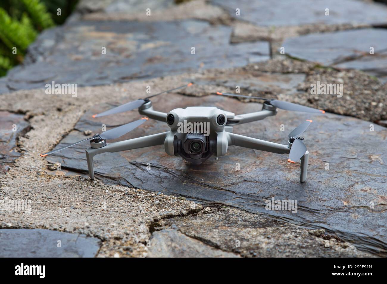 Primo piano di un drone da terra pronto per il decollo Foto Stock