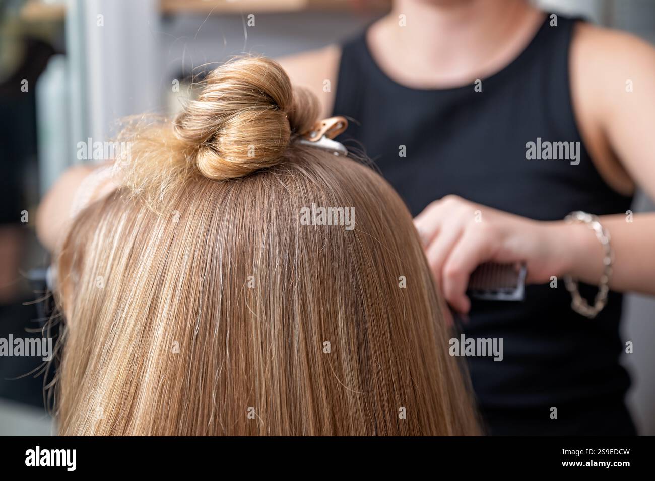 Apprendista parrucchiere donna capelli lunghi, parrucchiere acconciatura, salone di bellezza, cerimonia di laurea Foto Stock