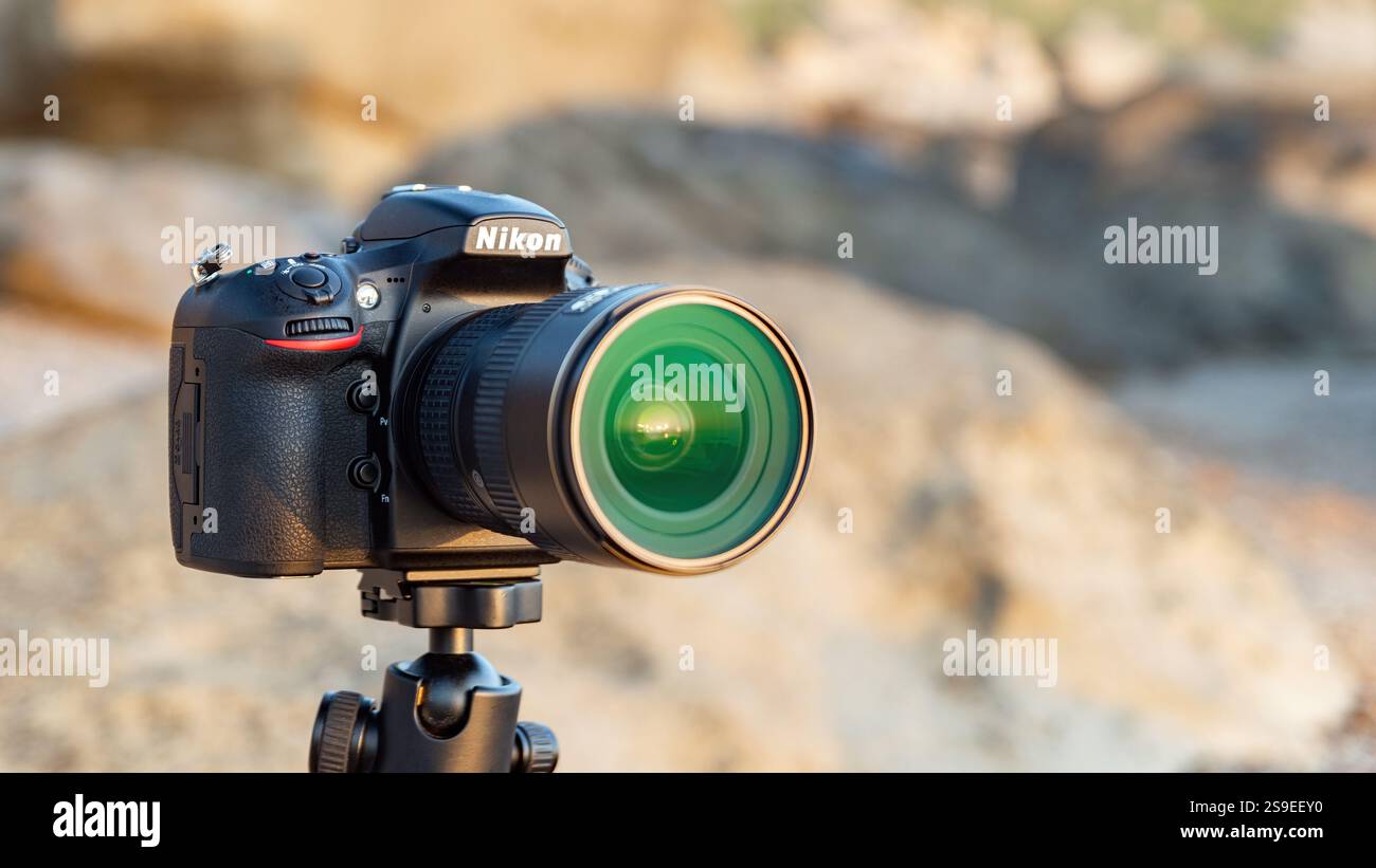 Fotocamera Nikon su un cavalletto Foto Stock