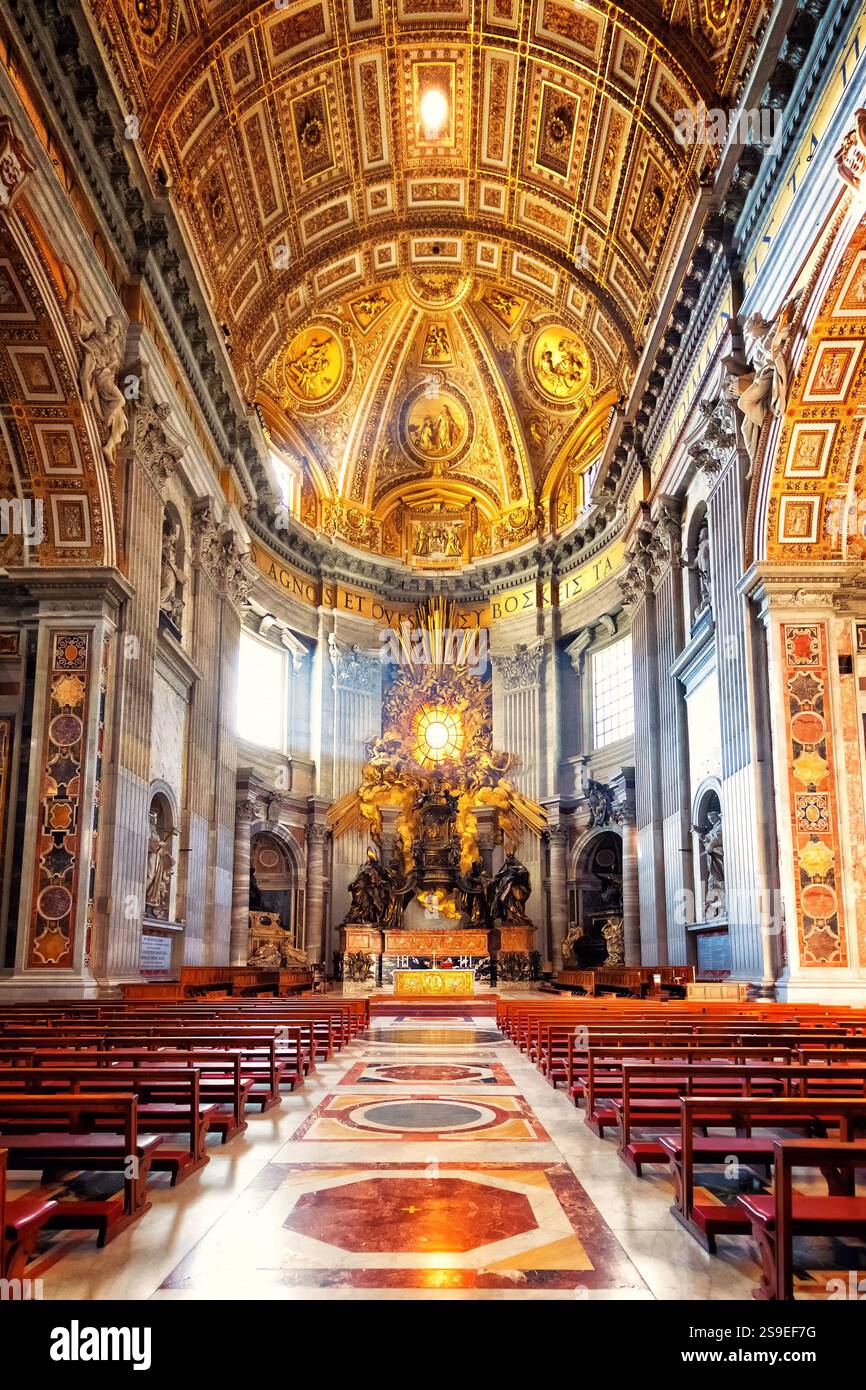 Abside della basilica di San Pietro a Roma. Capolavori del Bernini; Cattedra di San Pietro e Gloria, la discesa dello Spirito Santo. Foto Stock