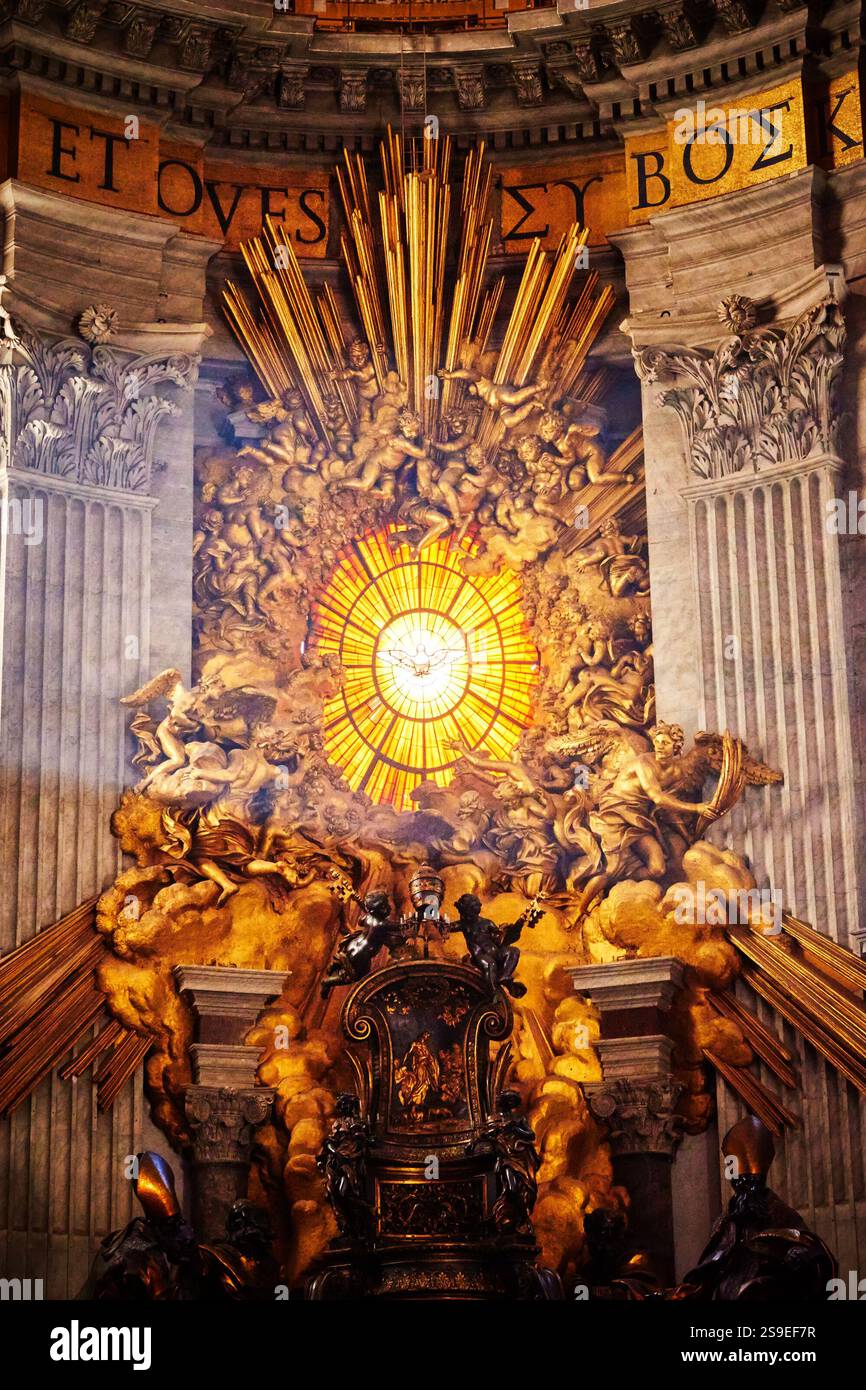 Abside della basilica di San Pietro a Roma. Capolavori del Bernini; Cattedra di San Pietro e Gloria, la discesa dello Spirito Santo. Foto Stock