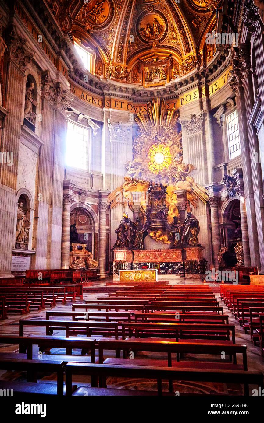 Abside della basilica di San Pietro a Roma. Capolavori del Bernini; Cattedra di San Pietro e Gloria, la discesa dello Spirito Santo. Foto Stock