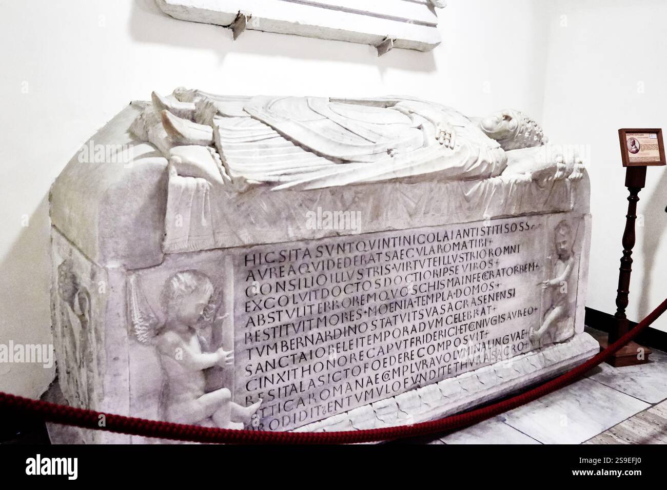 Tomba papale nella cripta sotto la basilica di San Pietro in Vaticano Foto Stock