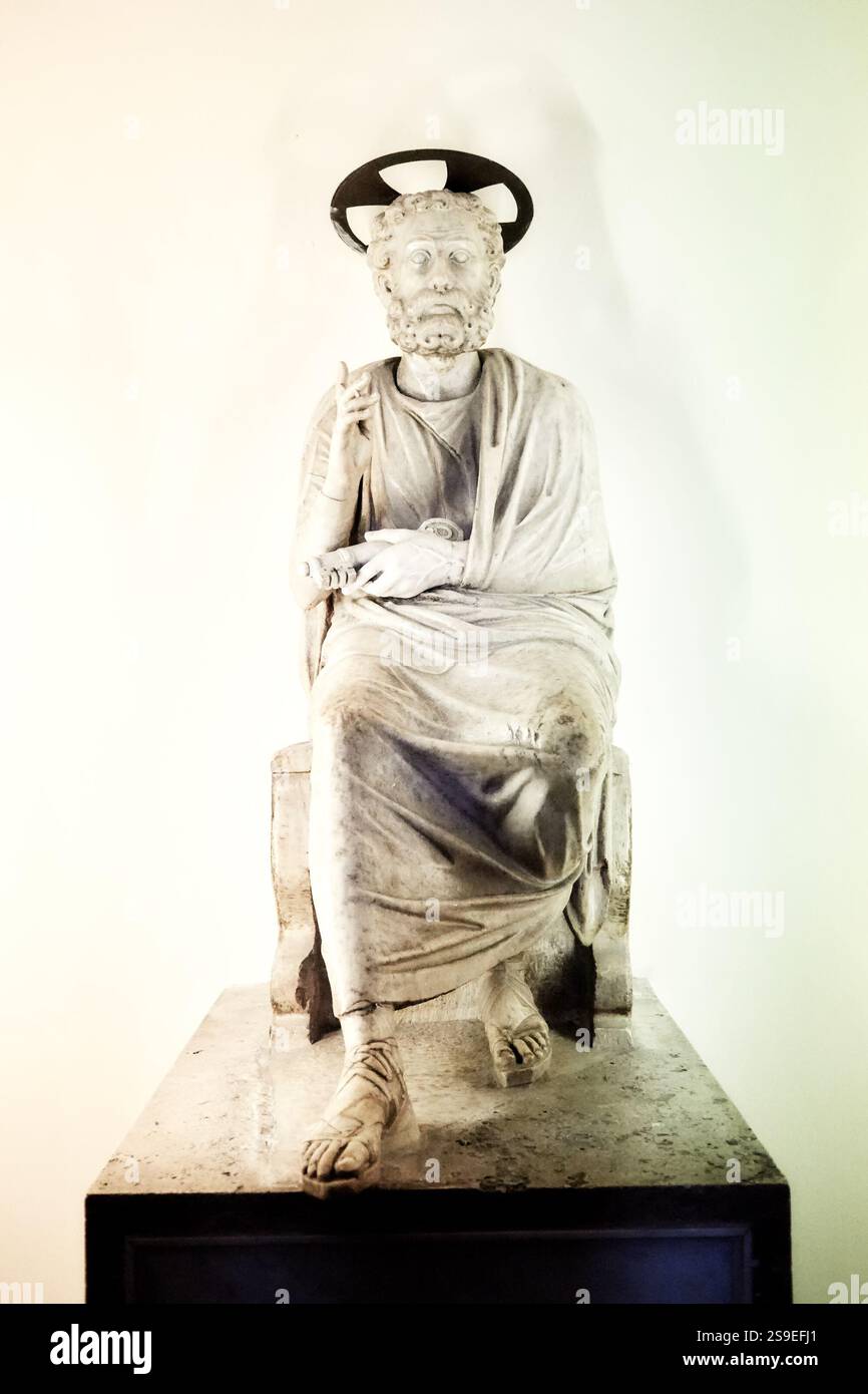 Statua di San Pietro nella cripta sotto la basilica di San Pietro in Vaticano Foto Stock