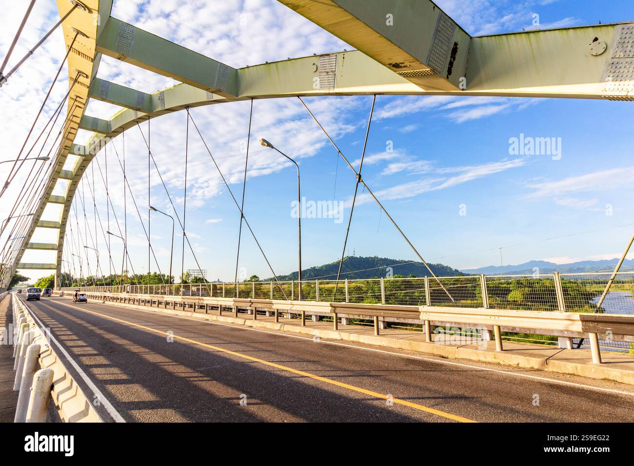 Il Bamban Bridge, un suggestivo ponte ad arco, attraversa il fiume Sacobia a Tarlac, nelle Filippine Foto Stock