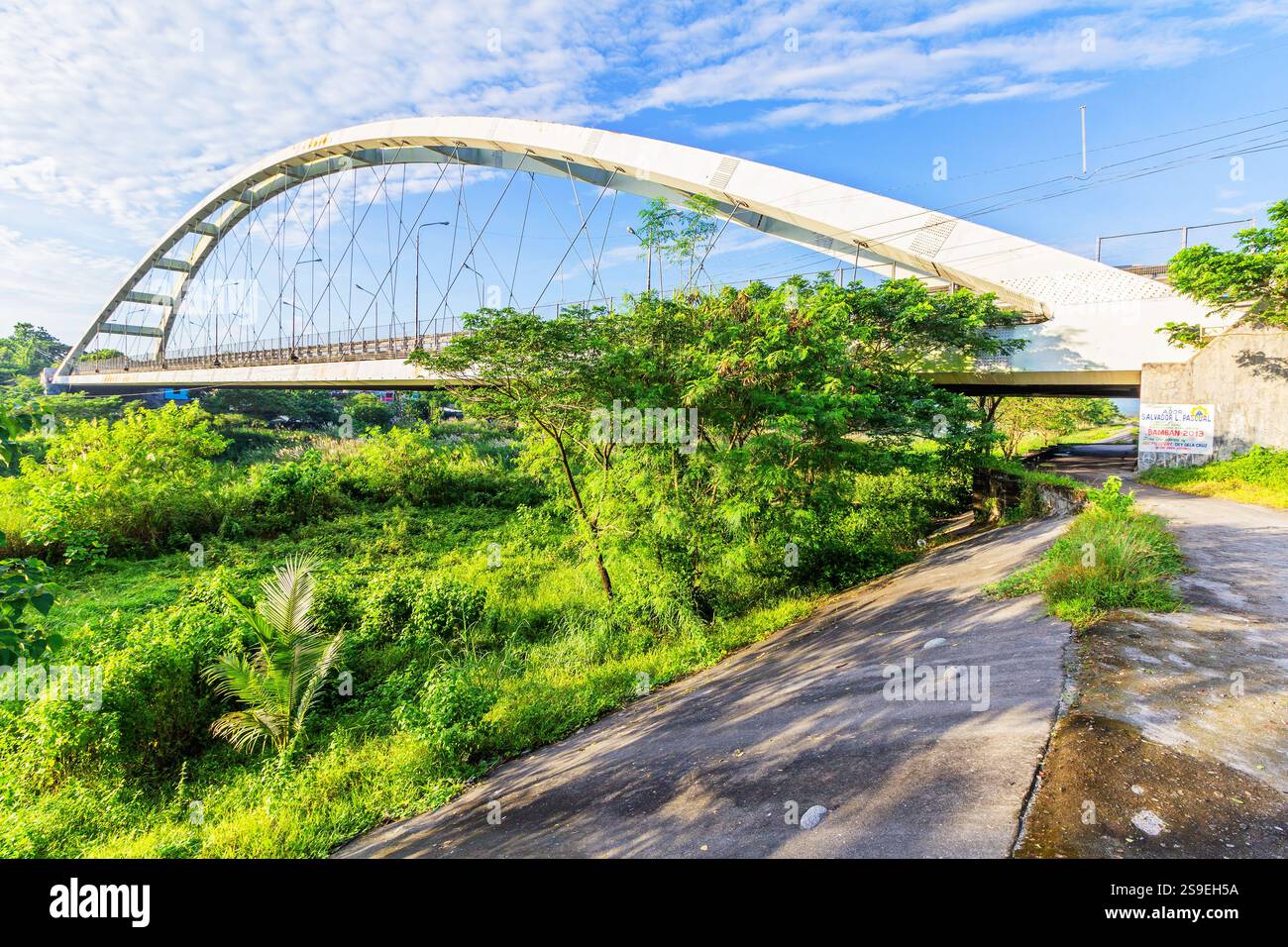 Il Bamban Bridge, un suggestivo ponte ad arco, attraversa il fiume Sacobia a Tarlac, nelle Filippine Foto Stock