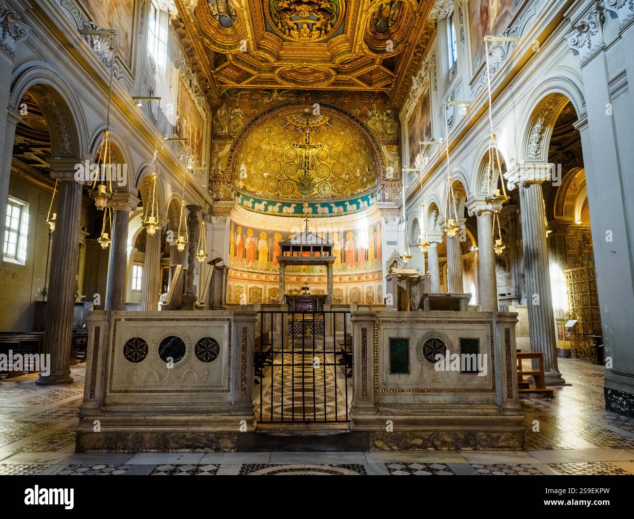 Vista del presbiterio - Basilica di San Clemente al Laterano - Roma, Italia Foto Stock