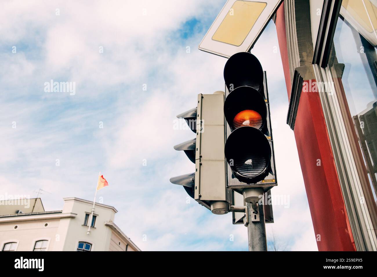 Semaforo rosso per i pedoni, semaforo contro il cielo autunnale nebbioso Foto Stock