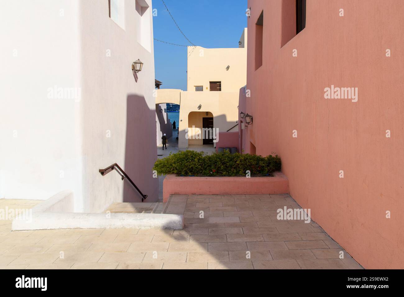 Doha, Qatar - 4 gennaio 2025: Vicoli colorati nell'area portuale del distretto di ​​Mina. Foto Stock