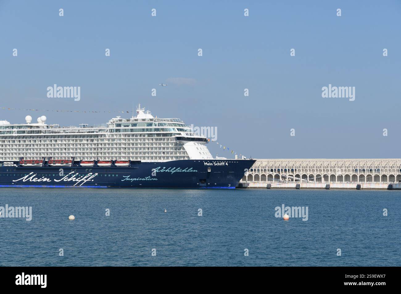 Doha, Qatar - 4 gennaio 2025: Una moderna nave da crociera ormeggiata al terminal delle navi da crociera nel porto. Foto Stock