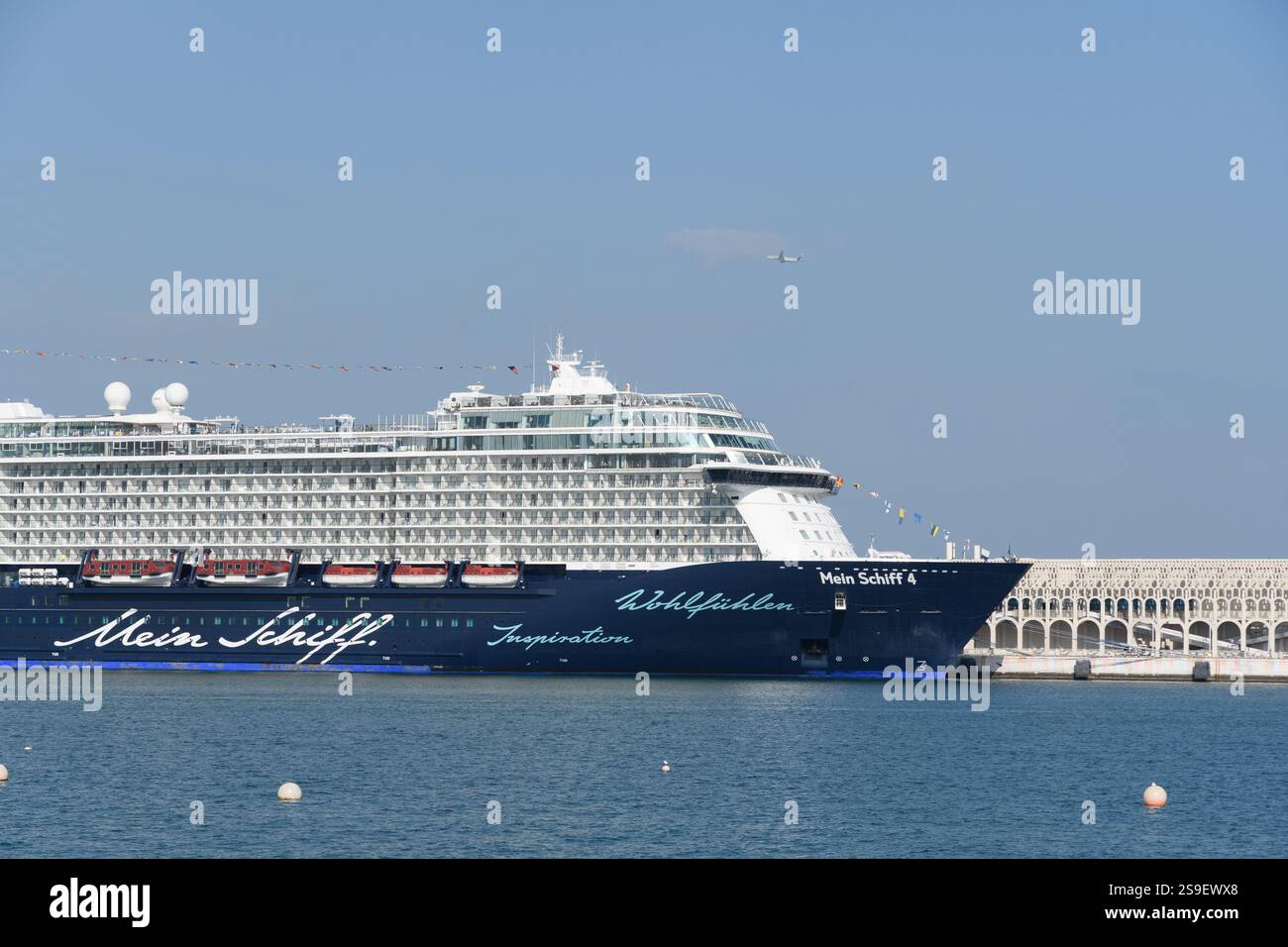 Doha, Qatar - 4 gennaio 2025: Una moderna nave da crociera ormeggiata al terminal delle navi da crociera nel porto. Foto Stock