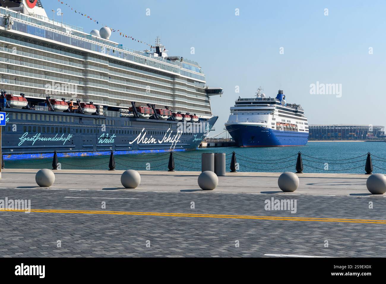 Doha, Qatar - 4 gennaio 2025: Due grandi navi da crociera attraccate al porto, che mostrano la vivace attività marittima e il turismo nella regione. Foto Stock