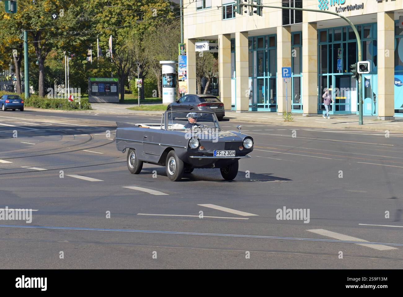 Una classica auto anfibia modello 770 Amphicar che viene guidata per le strade di Francoforte (Oder), Germania, settembre 2024 Foto Stock