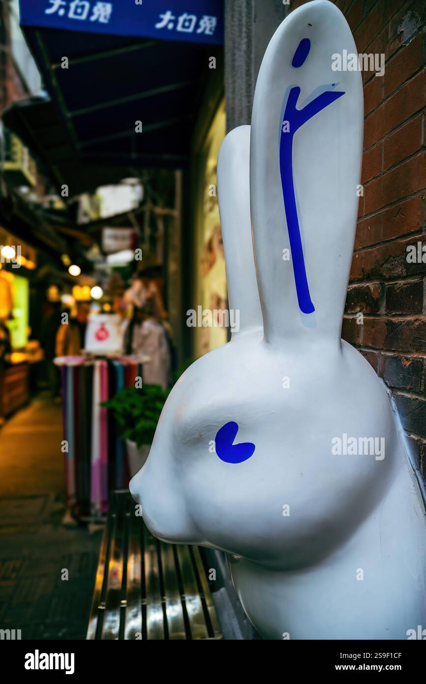 Shanghai, Cina - 7 dicembre 2024 White Rabbit Creamy Candy statue di fronte al negozio. Una marca di caramelle al latte prodotte localmente che diventa globale Foto Stock