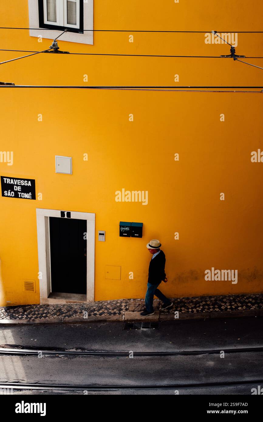 Mattinata tranquilla nelle strade colorate di Lisbona, Portogallo Foto Stock