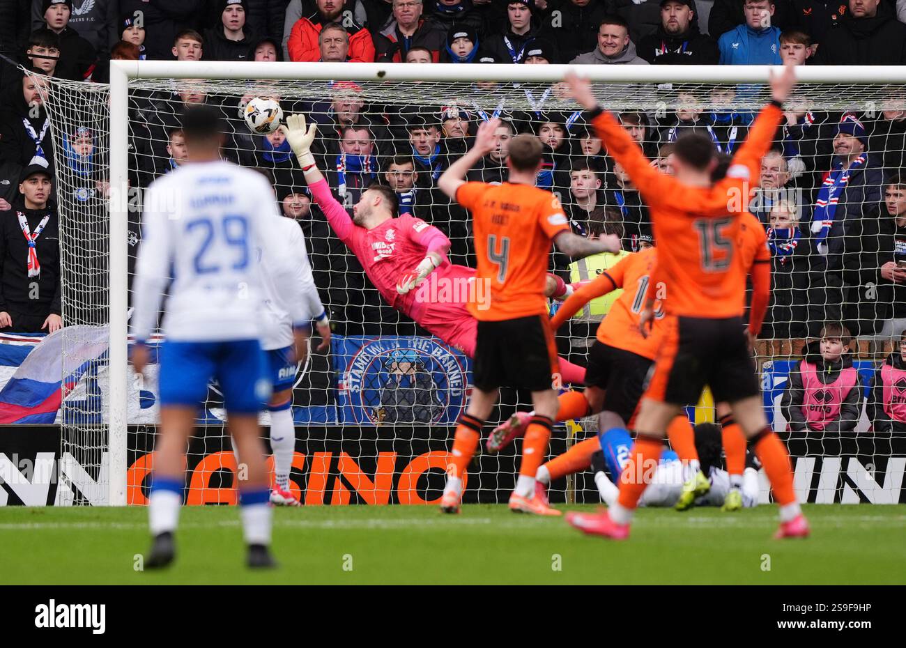 Il portiere dei Rangers Jack Butland si tuffa invano mentre Sam Dalby del Dundee United segna il primo gol della partita durante la partita della William Hill Premiership a Tannadice Park, Dundee. Data foto: Domenica 26 gennaio 2025. Foto Stock