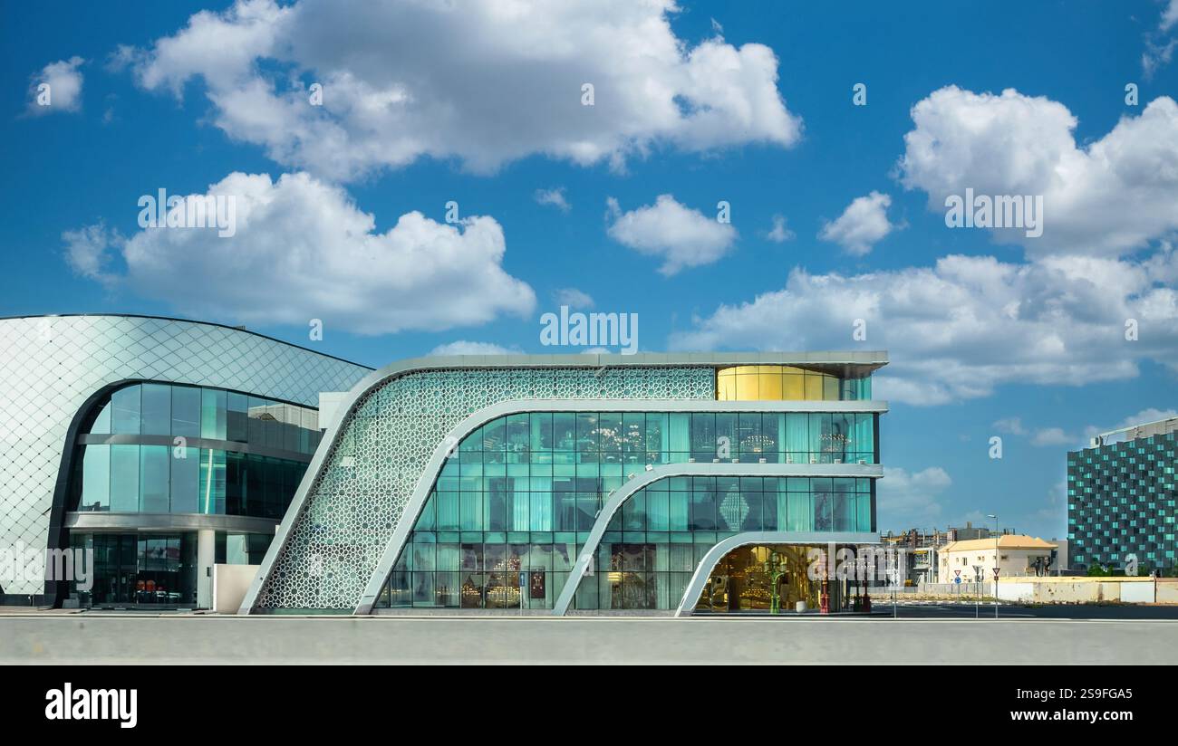 Esterno dell'edificio del centro commerciale. Foto della strada dello shopping. Esterno di un nuovo edificio del centro commerciale. Complesso commerciale all'aperto. Nessuno, Street p Foto Stock