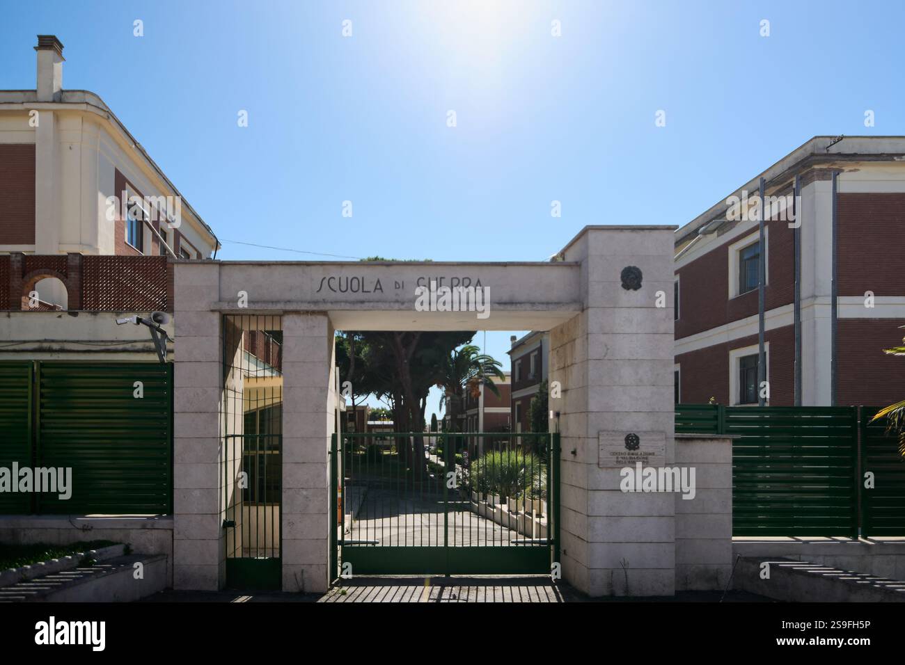 Civitavecchia. Italia - 26 gennaio 2025: Vista frontale dell'accademia militare Italiana a Civitavecchia, che mostra l'ingresso recintato, la recinzione verde e il Foto Stock