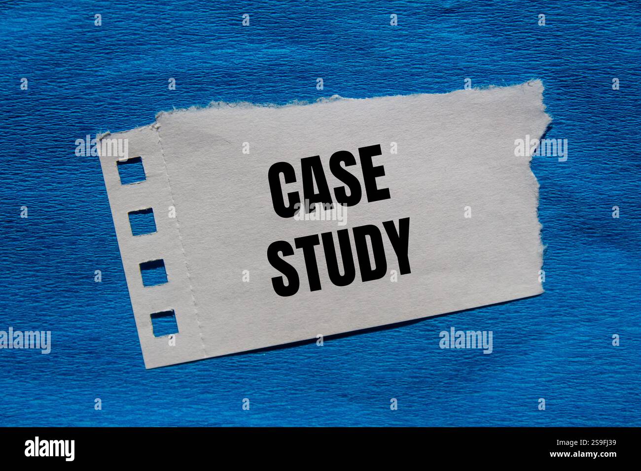 Messaggio di case study scritto su un pezzo di carta strappato con sfondo blu. Simbolo del case study concettuale. Copia spazio. Foto Stock
