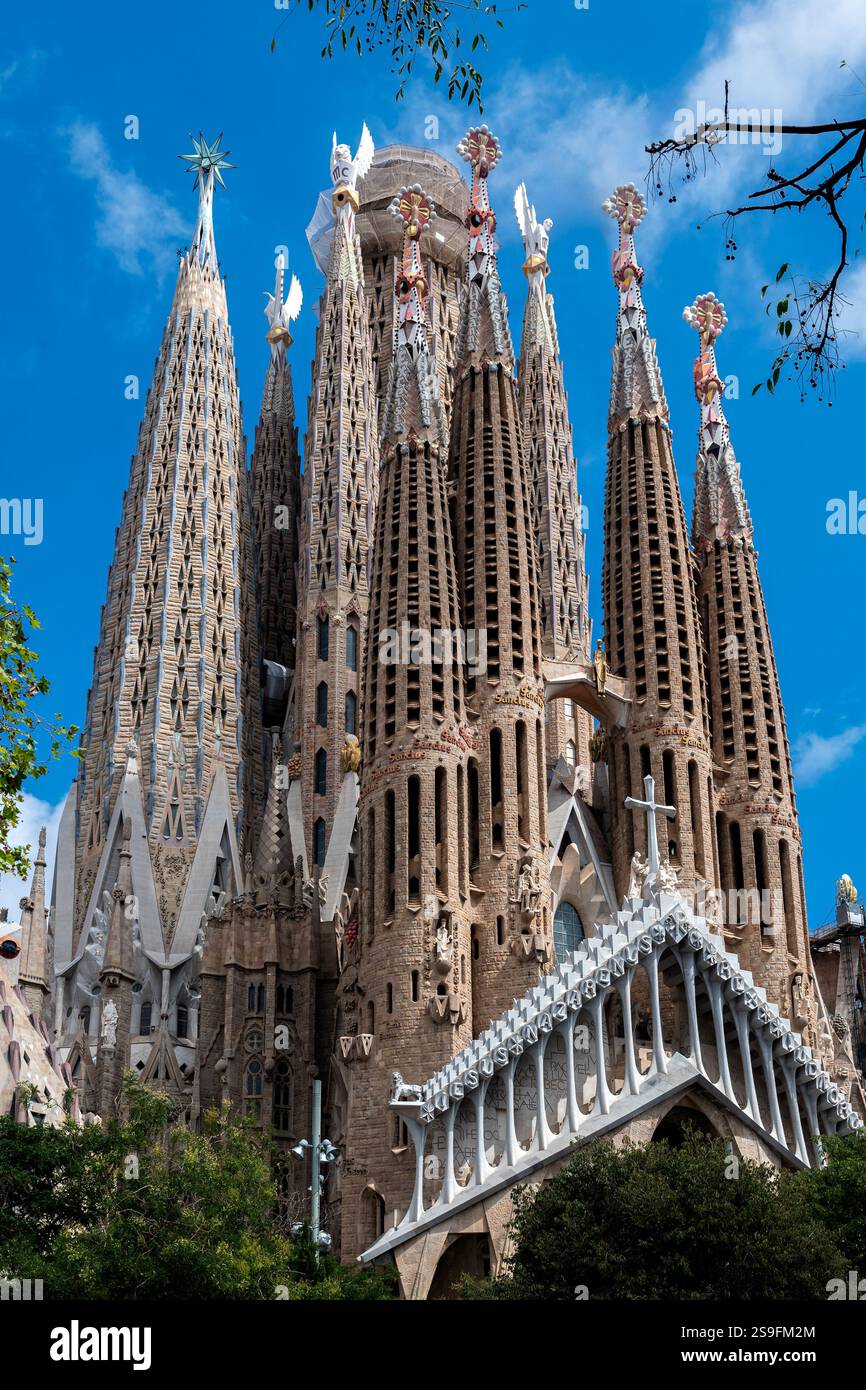Un tempio incompiuto iniziato dall'architetto Antoni Gaudí nel 1880, con un museo e vedute della città di Barcellona. Foto Stock