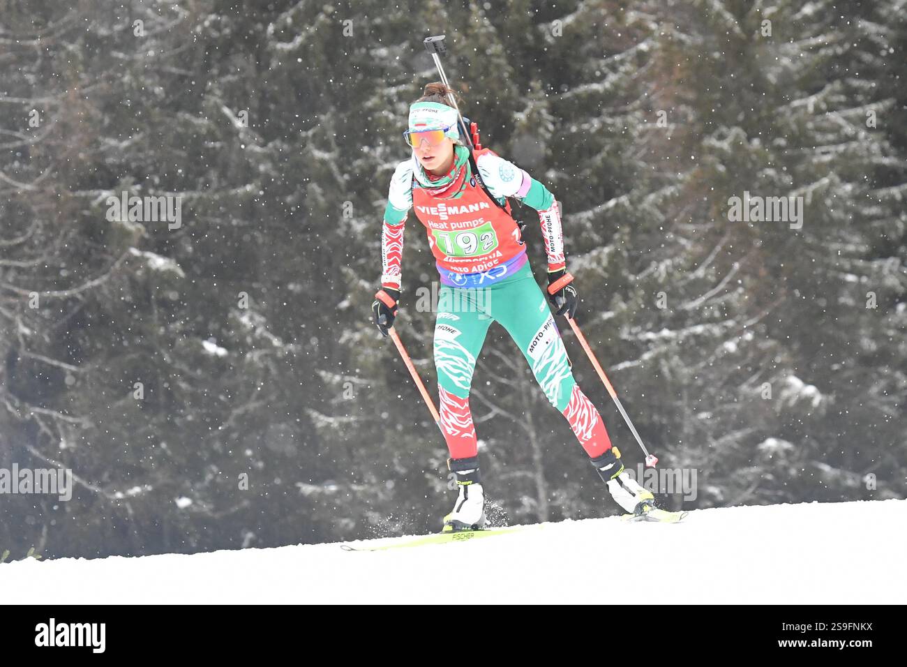 Anterselva, Italia. 26 gennaio 2025. ANTERSELVA - ANTERSELVA, ITALIA - GENNAIO 26: La Bulgaria LoRa Hristova partecipa alla staffetta femminile 4x6km della IBU World Cup Biathlon Anterselva il 26 gennaio 2025 ad Anterselva, Italia.250126_SEPA_24_042 - 20250126_PD6284 credito: APA-PictureDesk/Alamy Live News Foto Stock