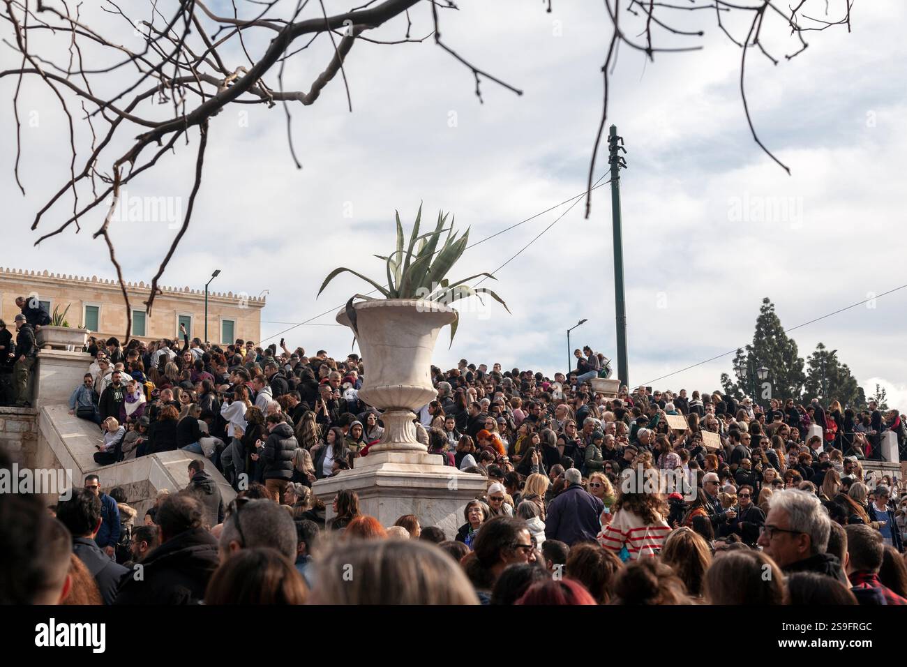 Protesta in piazza Sintagma per chiedere giustizia in caso di incidente mortale a tempi, che ha causato la morte di 57 persone. Foto Stock