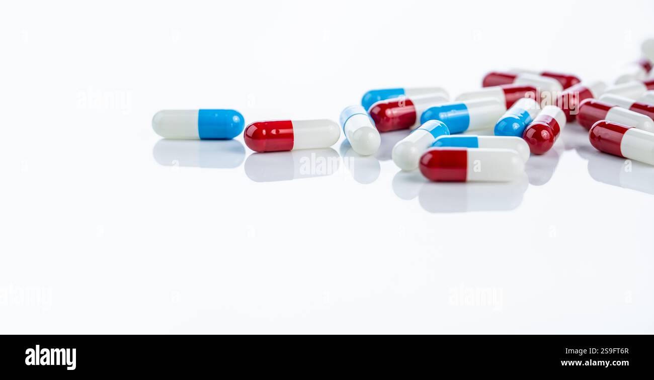 Capsule colorate pillola mostrano diversità antibiotica. Crescente preoccupazione per la resistenza agli antibiotici. Necessità urgente di sviluppare nuovi farmaci e adeguati Foto Stock