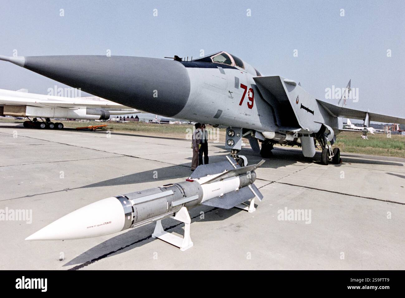 Un caccia intercettore supersonico Mikoyan-Gurevich MIG-25 Foxbat dell'Aeronautica sovietica, in mostra statica durante lo show aereo internazionale di Mosca presso il Zhukovsky Flight Centre, 11 agosto 1992 a Zhukovsky, Oblast di Mosca, Russia. Foto Stock