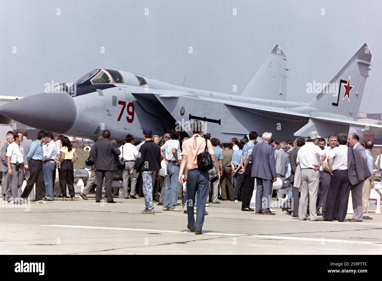 Un caccia intercettore supersonico Mikoyan-Gurevich MIG-25 Foxbat dell'Aeronautica sovietica, in mostra statica durante lo show aereo internazionale di Mosca presso il Zhukovsky Flight Centre, 11 agosto 1992 a Zhukovsky, Oblast di Mosca, Russia. Foto Stock