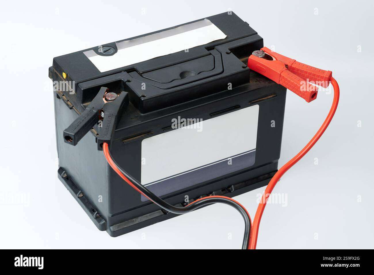 Vista prospettica della batteria dell'auto isolata su sfondo bianco studio Foto Stock