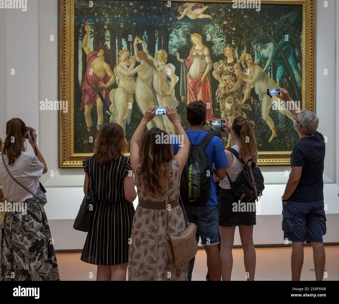 28-06-2020 Firenze, Italia, gallerie degli Uffizi: I visitatori di fronte alla Primavera di Botticelli scattano foto con smartphone o fotocamere. Foto Stock