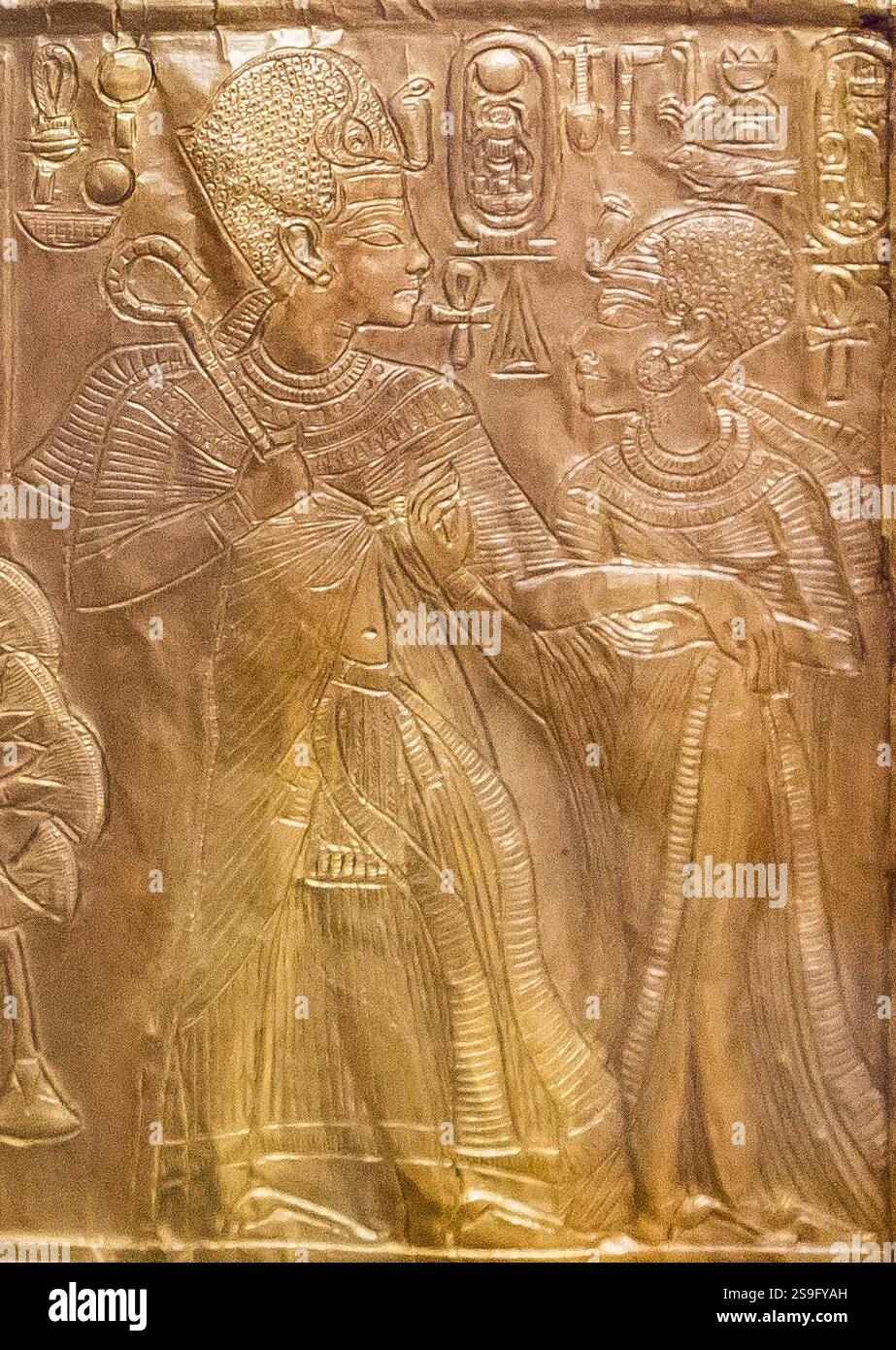 Egitto, tesoro del re Tutankhamon, lato sinistro del naos dorato, registro superiore. Foto Stock
