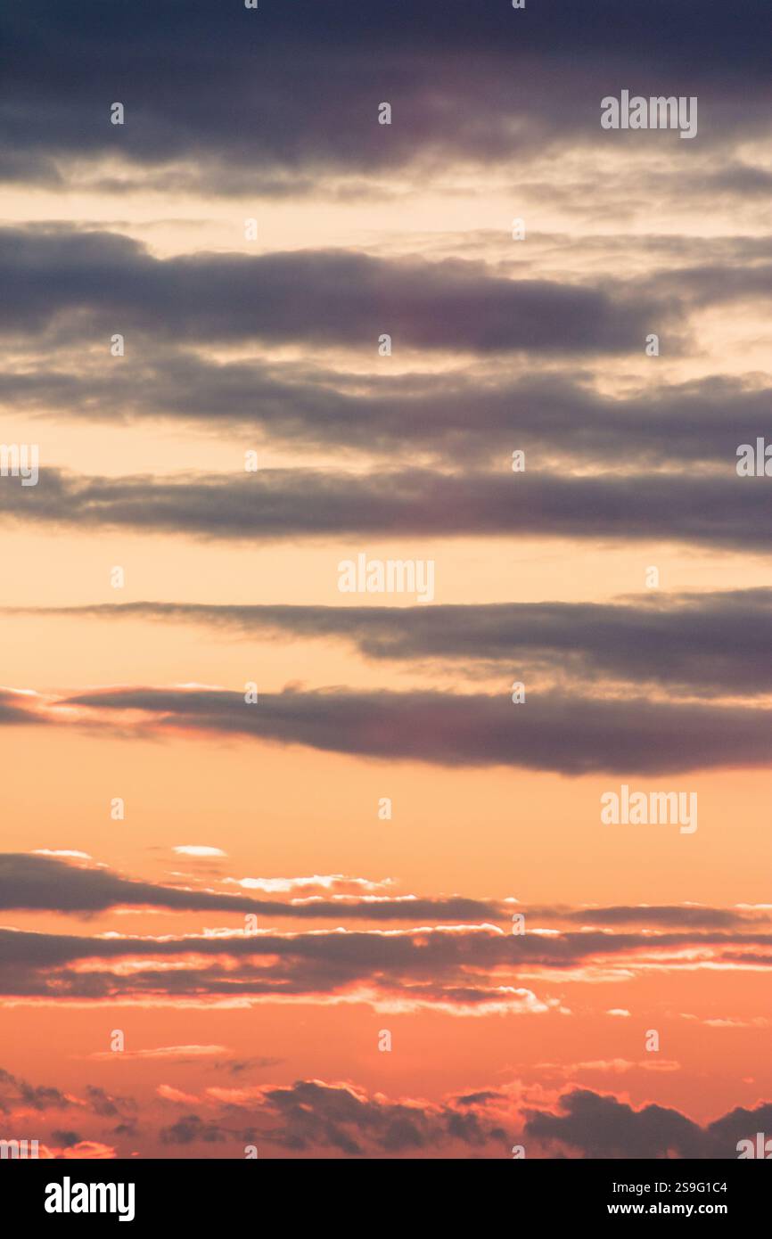nuvole sul cielo al tramonto. la vista era bellissima. sfondo spettacolare alla luce della sera. sfondo meteorologico Foto Stock