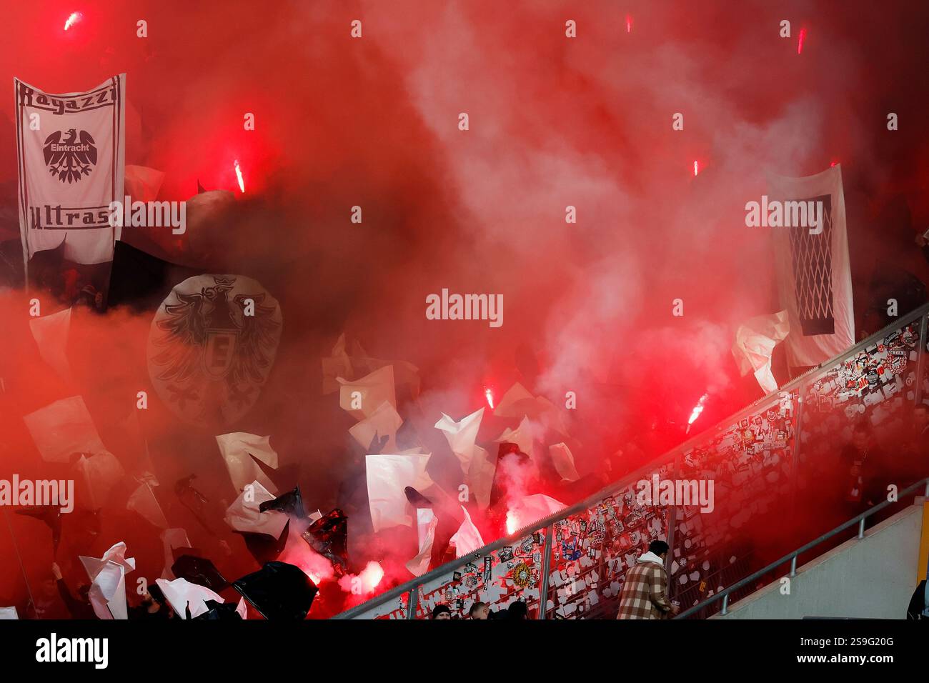 v.l.: Pyro, Pyrotechnik, Raucht?pfe, Bengalos, Feuerwerkskoerper, im Frankfurter Blog, 26.01.2025, Fussball, Bundesliga, TSG Hoffenheim - Eintracht Frankfurt, GER, Sinsheim, PreZero Arena, DFL REGOLAMENTI VIETANO QUALSIASI USO DI FOTOGRAFIE COME SEQUENZE DI IMMAGINI E/O QUASI-VIDEO. Foto Stock