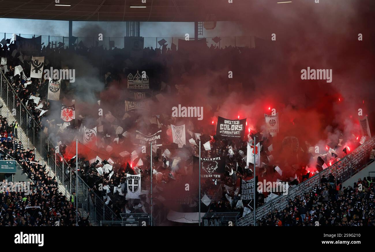 v.l.: Pyro, Pyrotechnik, Raucht?pfe, Bengalos, Feuerwerkskoerper, im Frankfurter Blog, 26.01.2025, Fussball, Bundesliga, TSG Hoffenheim - Eintracht Frankfurt, GER, Sinsheim, PreZero Arena, DFL REGOLAMENTI VIETANO QUALSIASI USO DI FOTOGRAFIE COME SEQUENZE DI IMMAGINI E/O QUASI-VIDEO. Foto Stock