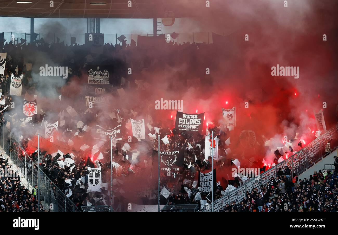 v.l.: Pyro, Pyrotechnik, Raucht?pfe, Bengalos, Feuerwerkskoerper, im Frankfurter Blog, 26.01.2025, Fussball, Bundesliga, TSG Hoffenheim - Eintracht Frankfurt, GER, Sinsheim, PreZero Arena, DFL REGOLAMENTI VIETANO QUALSIASI USO DI FOTOGRAFIE COME SEQUENZE DI IMMAGINI E/O QUASI-VIDEO. Foto Stock
