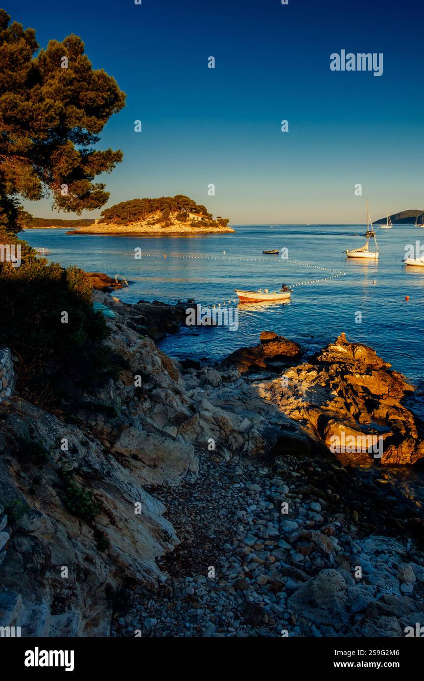 Barca da pesca ormeggiata presso la spiaggia di Krizna luka, Hvar, Croazia, adriatico Foto Stock