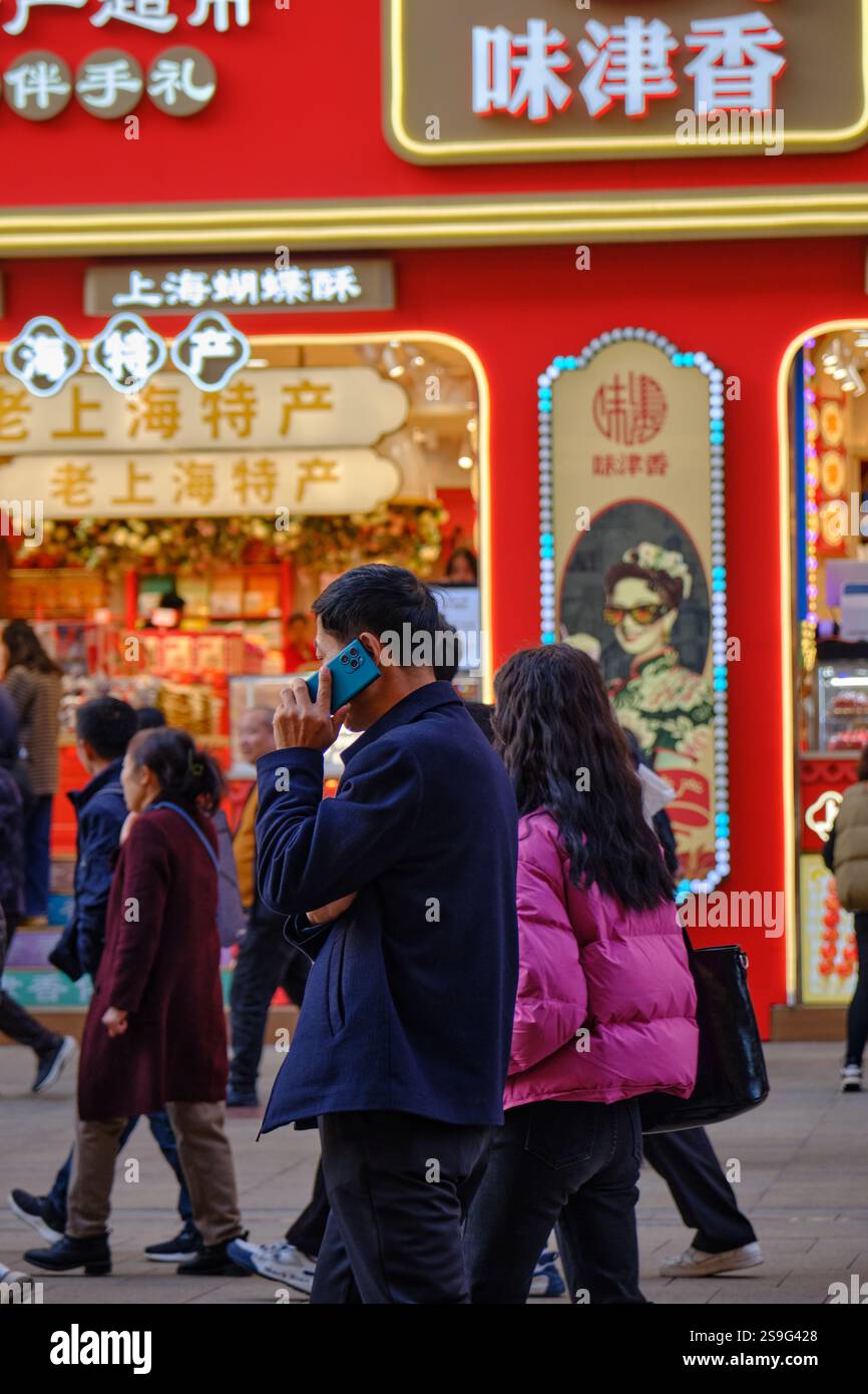 Shanghai, Cina 12.01.2024: L'energia vibrante di Shanghai viene catturata in questa immagine di una strada affollata Foto Stock