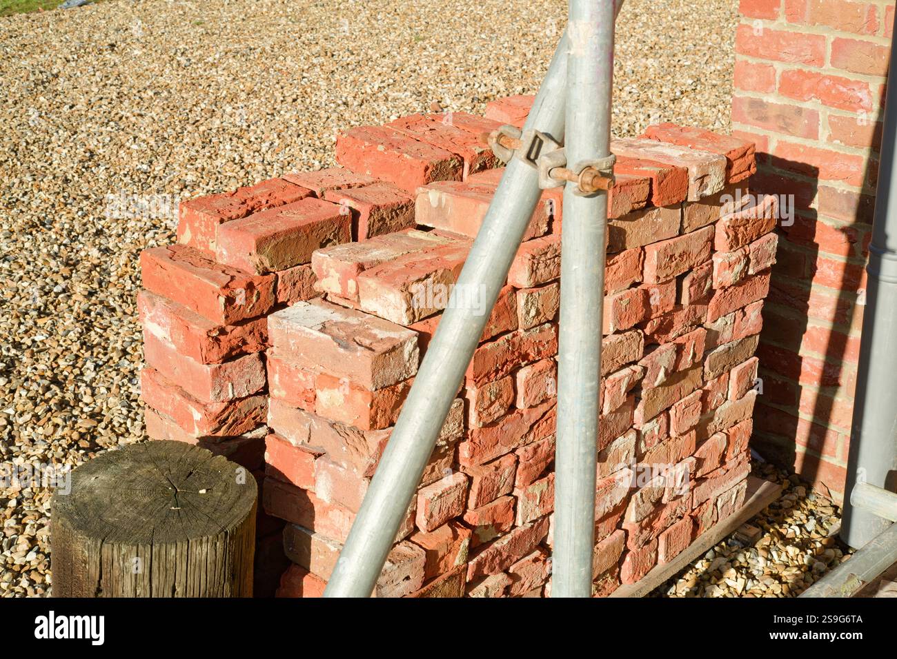 Costruire una casa propria. Lavori di costruzione di case. Costruzione di un edificio in legno con rivestimento in mattoni. Foto Stock
