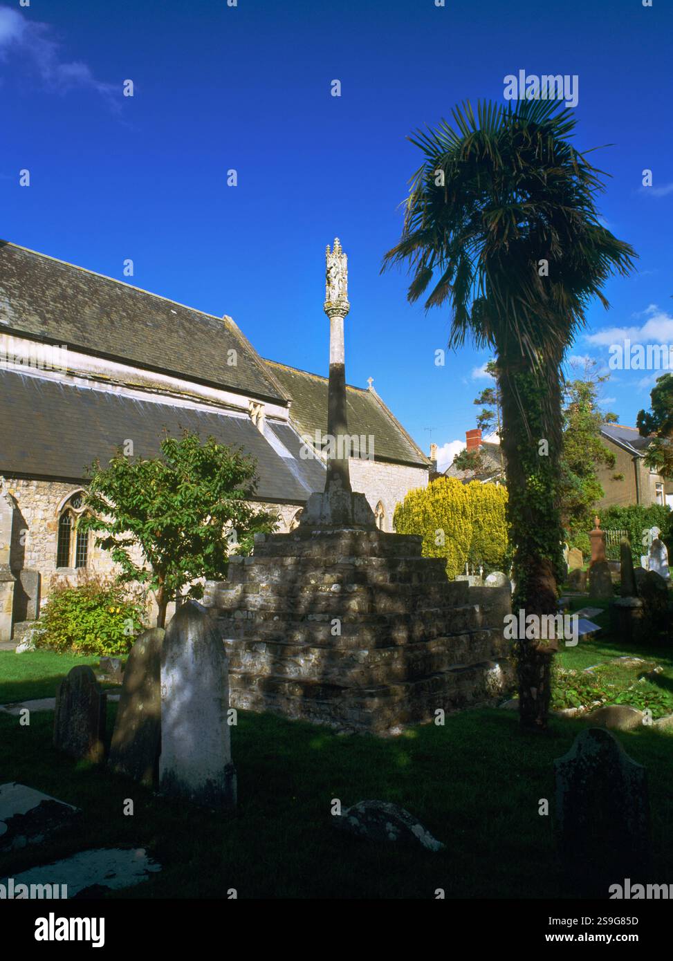 St Illtud's Church and Medieval lantern cross, Llantwit Major, vale of Glamorgan, South Wales, UK Foto Stock