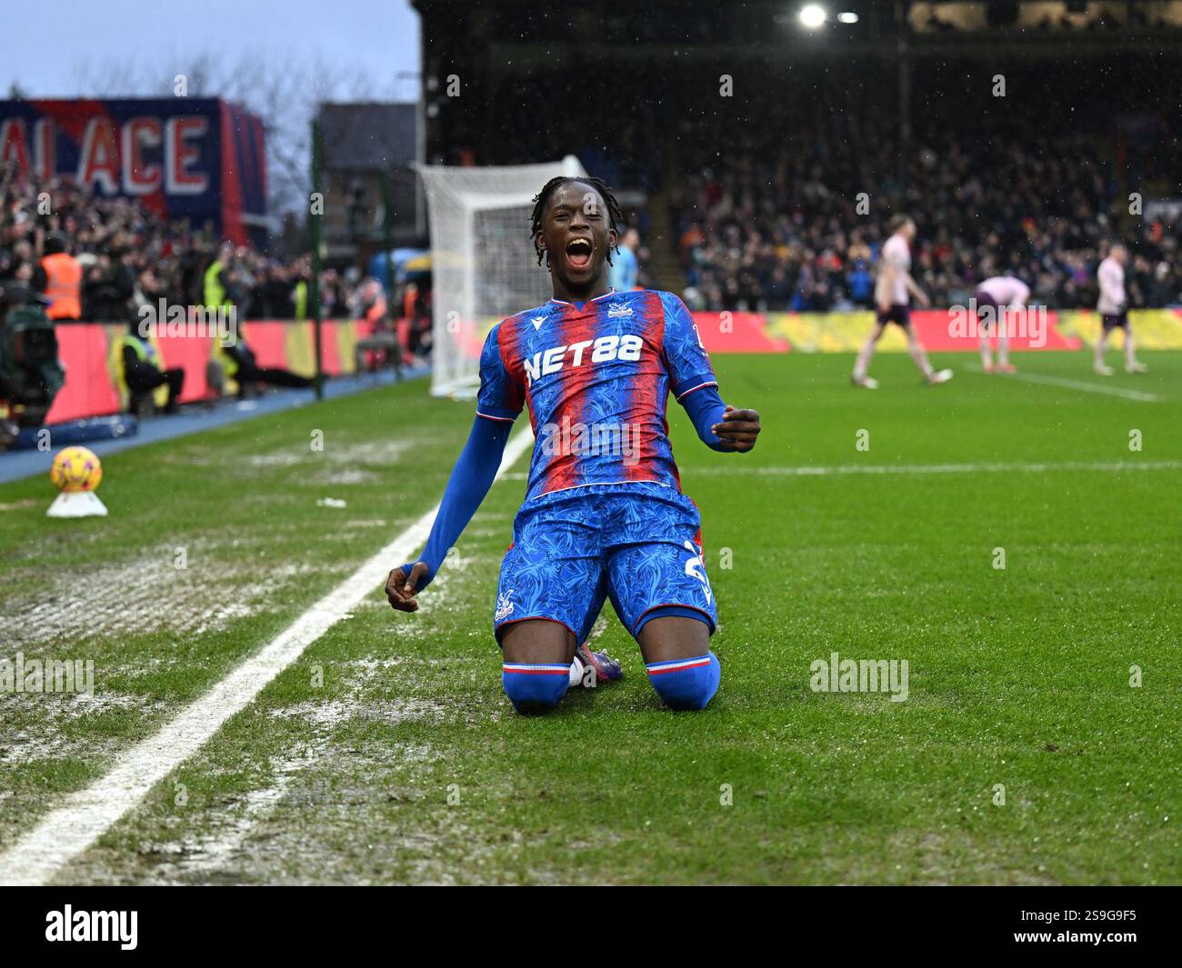 Londra, Regno Unito. 26 gennaio 2025. Romain esse celebra il suo debutto segnando per il Crystal Palace dopo essere entrato come sostituto nella sconfitta 2-1 contro il Brentford in Premier League, partita a Selhurst Park, il 26 gennaio 2025 foto : Alamy - LIVE NEWS Credit: Keith Gillard/Alamy Live News Credit: Keith Gillard/Alamy Live News Foto Stock