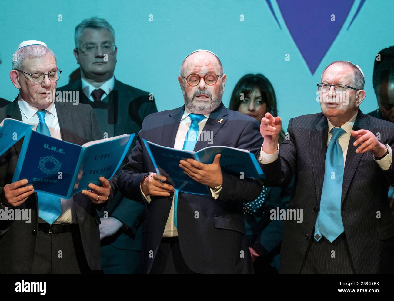 Il coro UHC durante l'Olocaust Memorial Day Civic Remembrance Event organizzato dal Consiglio comunale di Leeds presso la City Variety Music Hall di Leeds. Data foto: Domenica 26 gennaio 2025. Foto Stock