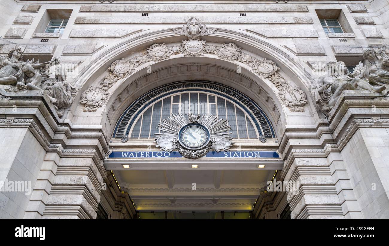 Londra, Regno Unito - 6 giugno 2023: Arco di ingresso alla stazione ferroviaria di Waterloo a Londra, con orologio e dedizione ai 585 dipendenti persi nel primo mondo Foto Stock