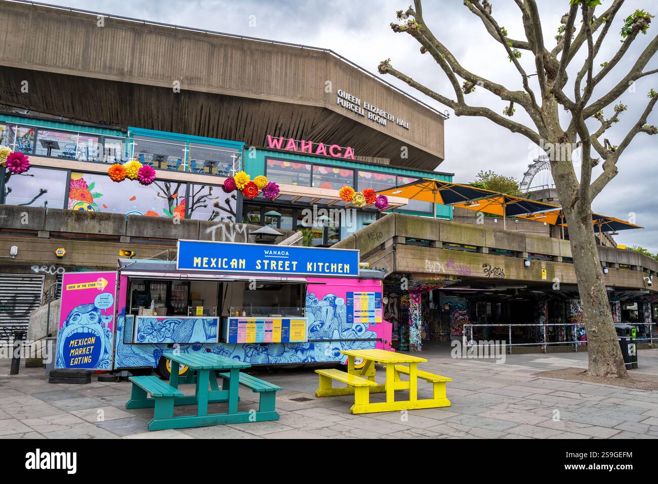 Londra, Regno Unito - 6 giugno 2023: Colorato carro messicano di cibo sulla Southbank. Si tratta di una popolare area artistica con gallerie, teatri, bar e ristoranti sulla strada Foto Stock