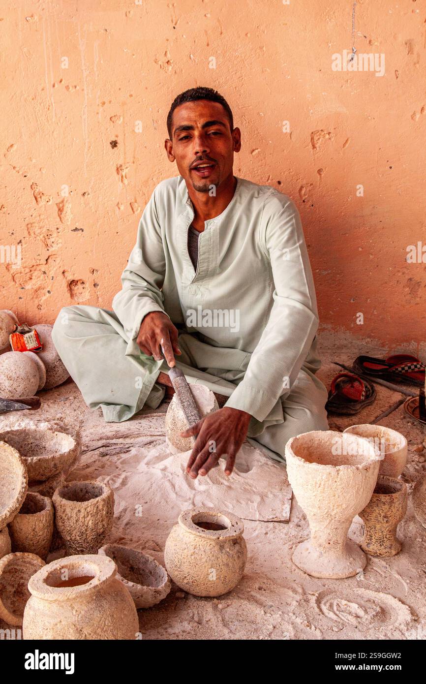 Artigiano egiziano che crea ciotole di alabastro, sponda occidentale del Nilo, vicino a Luxor, Egitto Foto Stock