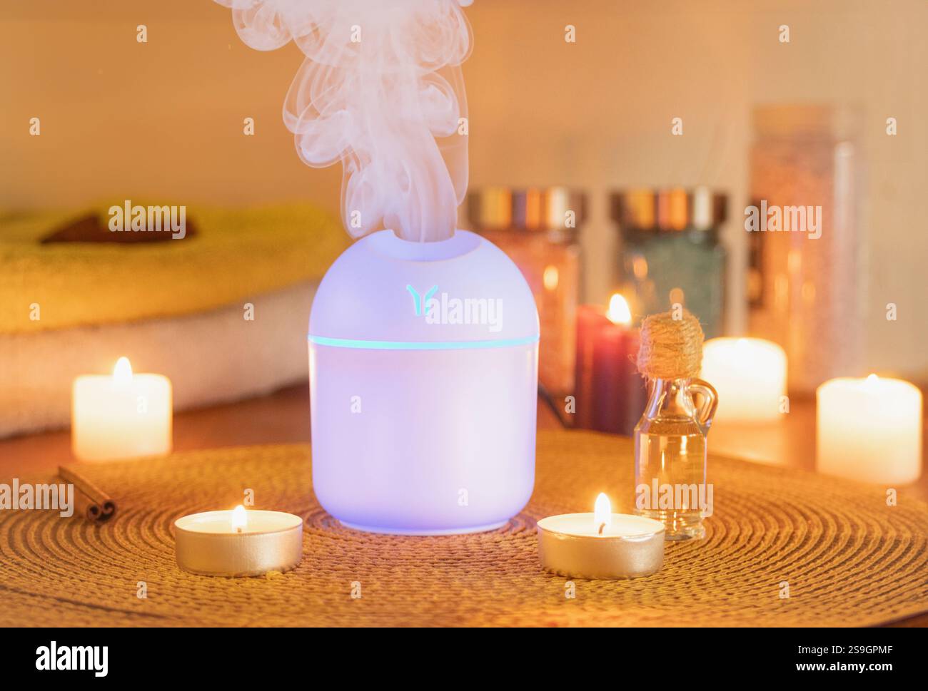 Fumo aromatico, primo piano, con dispositivo elettrico. Bastoncini d'incenso per fumatori, spazio per le copie. Aromaterapia Foto Stock